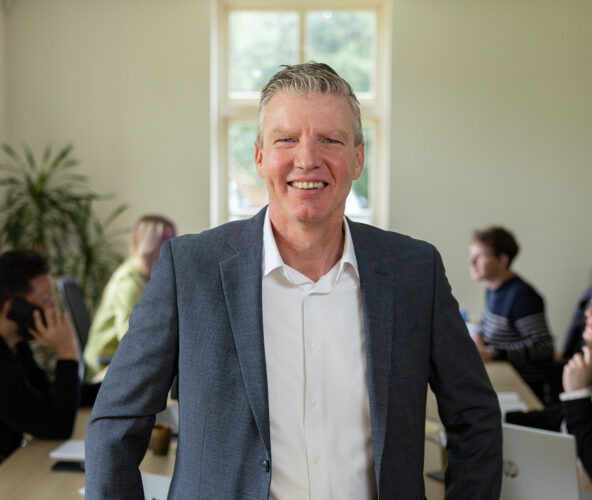 Kees voor de vergadertafel