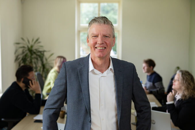 Kees voor de vergadertafel